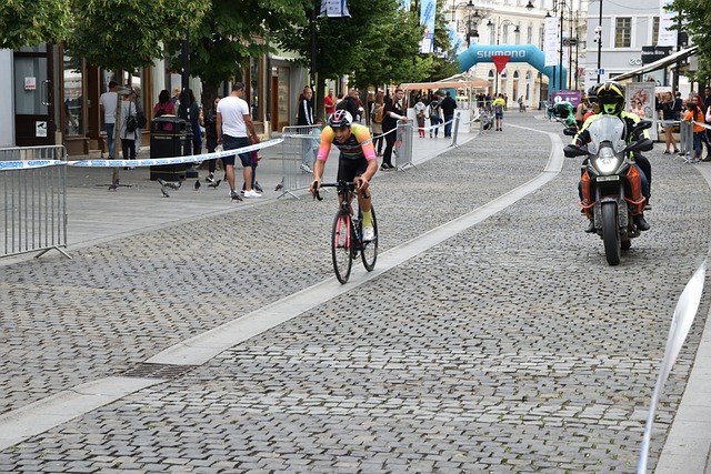 队记：杨瀚森随着比赛的进行越打越舒服，他需要真正上场打球